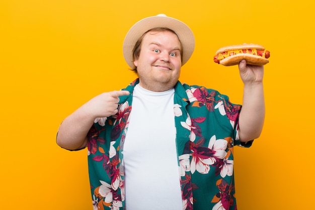 Jeune homme de grande taille avec un mur plat de hot-dog