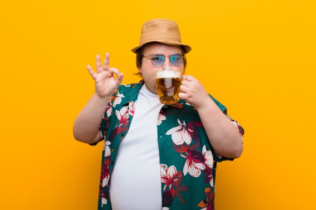 Jeune Homme De Grande Taille Avec Une Pinte De Bière Contre Un Mur Plat