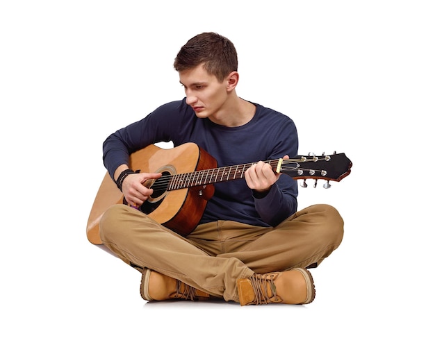 Jeune homme avec guitare acoustique