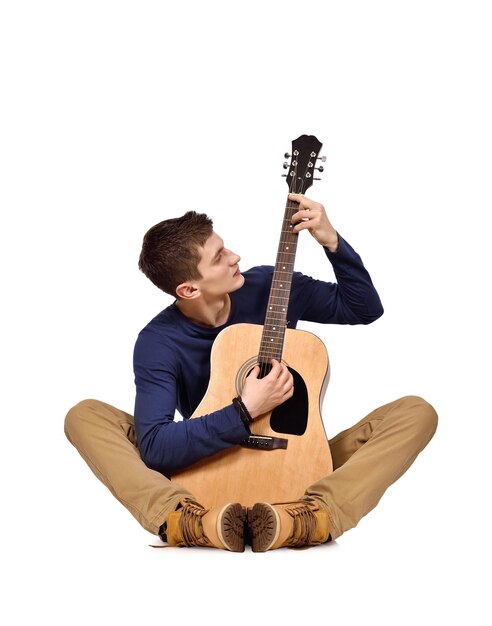 Jeune homme avec guitare acoustique