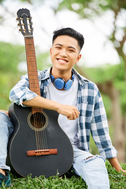 Jeune homme, à, guitare, dehors