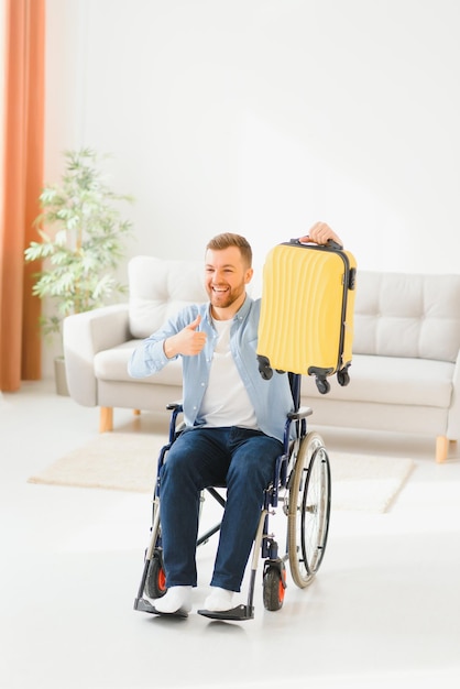 Jeune homme handicapé se préparant pour les vacances d'été