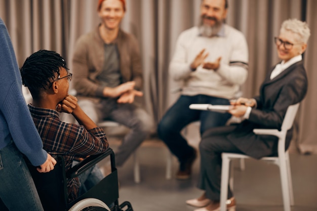 Jeune homme handicapé visitant la classe de formation