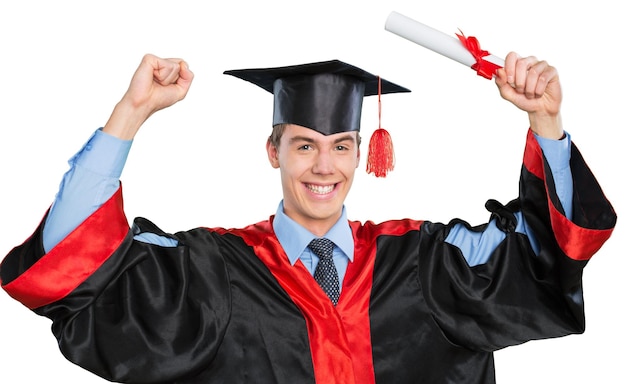 Jeune homme heureux en chapeau de graduation titulaire d'un diplôme