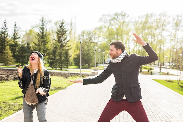 Photo un jeune homme heureux dans le parc.