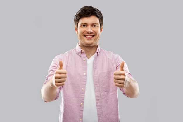 Un jeune homme heureux montrant le pouce en l'air.