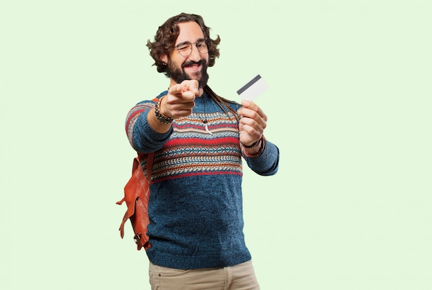 Jeune homme hippie avec une carte de crédit