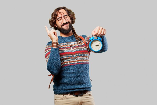 Jeune homme hippie avec une horloge d&#39;alarme