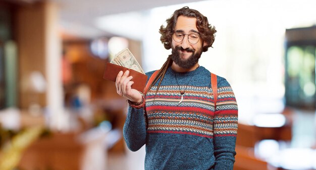 Jeune homme hippie avec un portefeuille