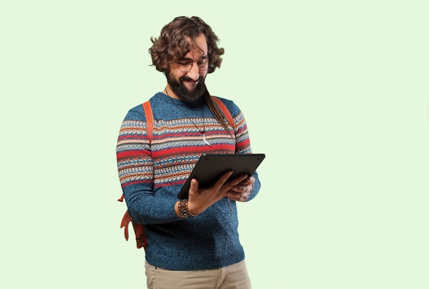 Jeune homme hippie avec une tablette