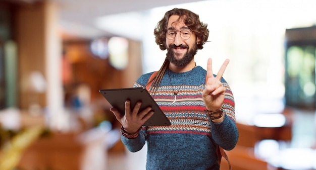 Jeune homme hippie avec une tablette