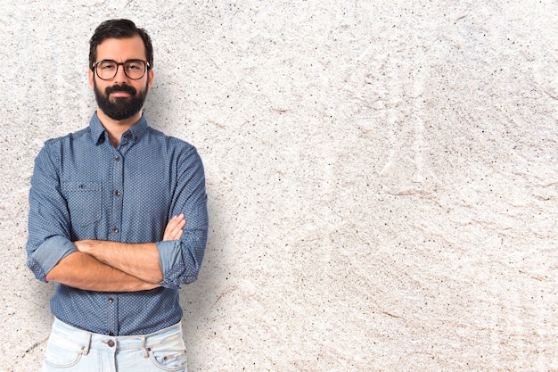 Jeune homme hipster avec les bras croisés