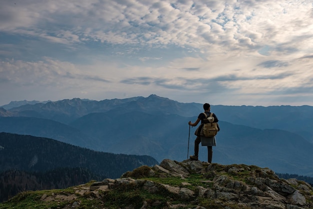 Jeune homme hipster dans les montagnes en automne