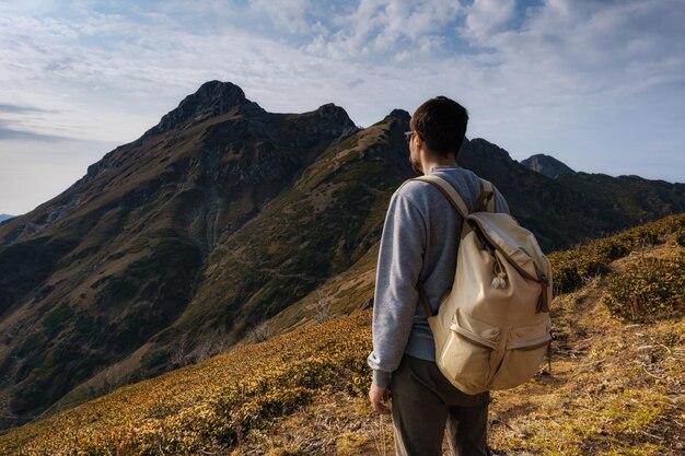 Jeune homme hipster dans les montagnes en automne