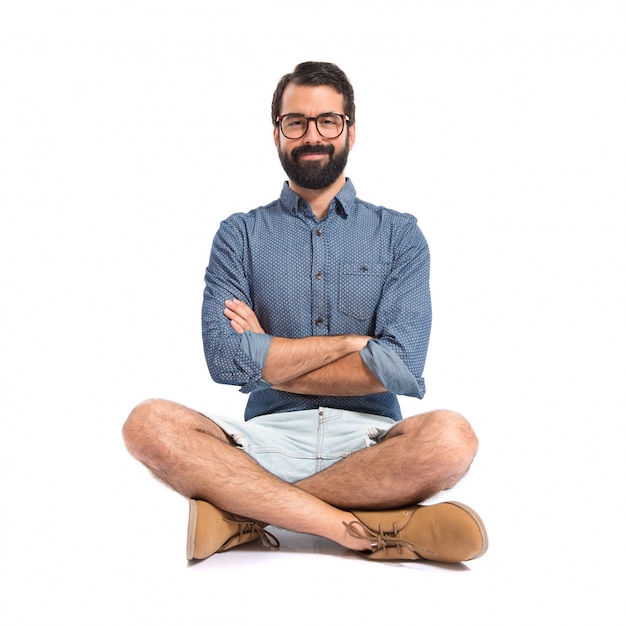 Jeune homme hipster avec ses bras croisés