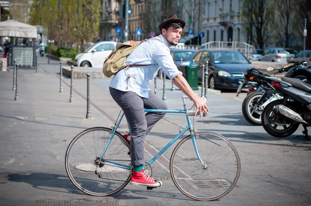 jeune homme hipster en vélo