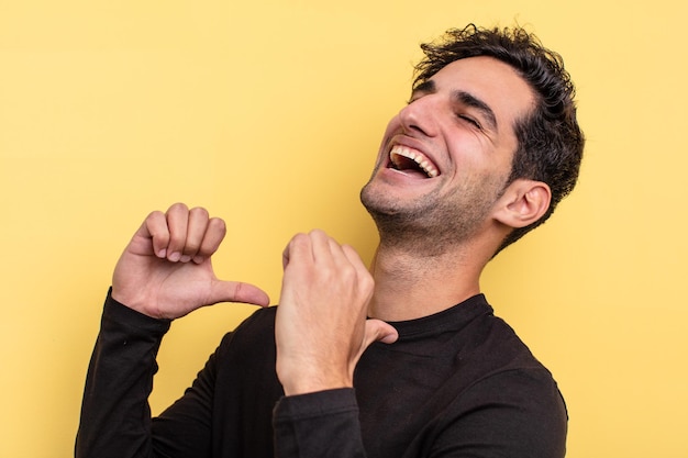 Jeune homme hispanique beau et heureux