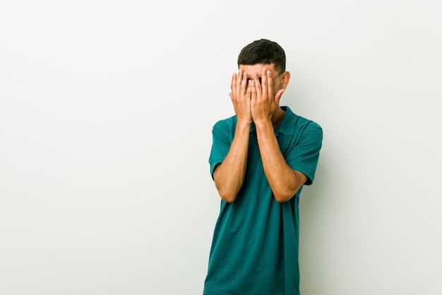 Un jeune homme hispanique cligna des yeux, effrayé et nerveux.