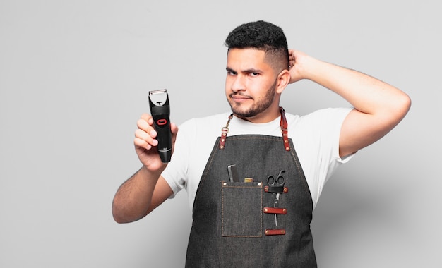 Jeune homme hispanique doutant ou expression incertaine. concept de barbier