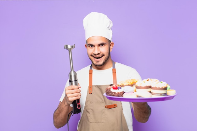 Jeune homme hispanique heureux expression boulanger ou chef concept
