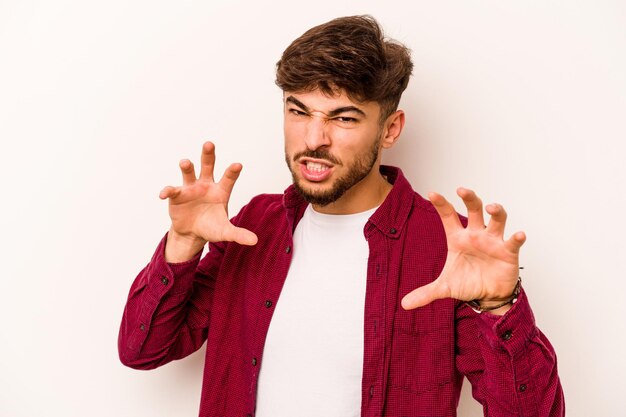 Jeune homme hispanique isolé sur fond blanc bouleversé criant avec les mains tendues