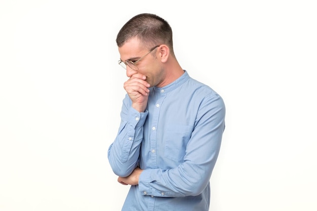 Jeune homme hispanique pensant à une idée ou faisant un choix