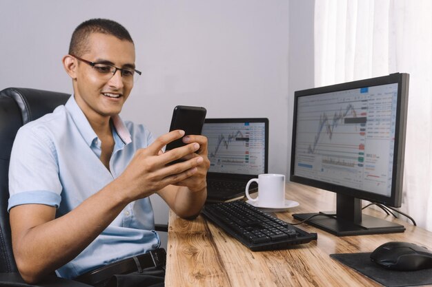 Photo un jeune homme hispanique utilisant un concept de marchand de smartphones