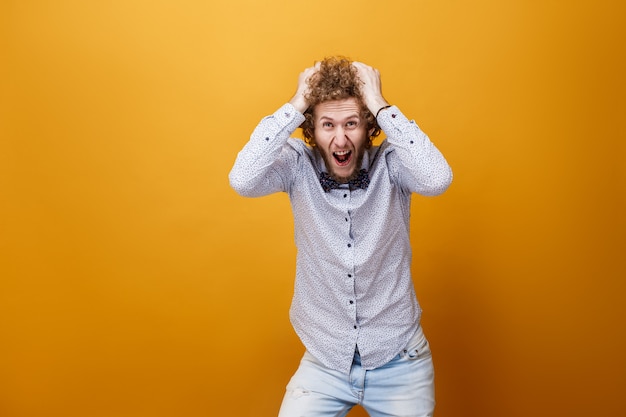 Jeune homme hystérique déprimant crier