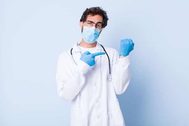 Un jeune homme impatient et en colère, montrant la montre, demandant la ponctualité, veut être à l'heure. concept de coronavirus