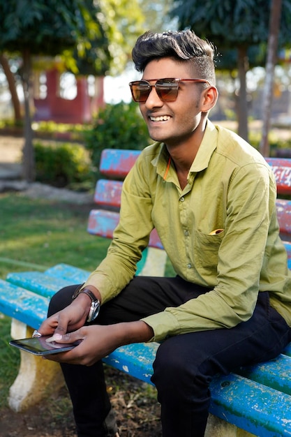 Jeune homme indien au jardin