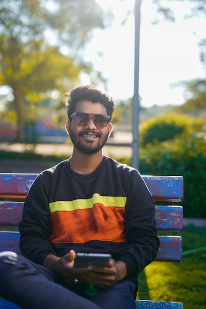 Jeune homme indien au parc