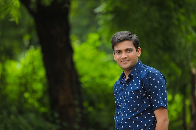 Jeune homme indien dans une chemise bleue dans la nature