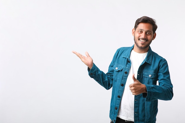 Jeune homme indien donnant l'expression sur fond blanc.