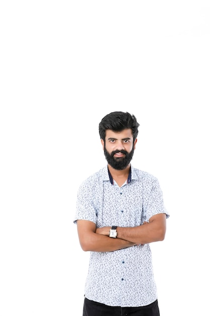 Jeune homme indien donnant une expression sur fond blanc