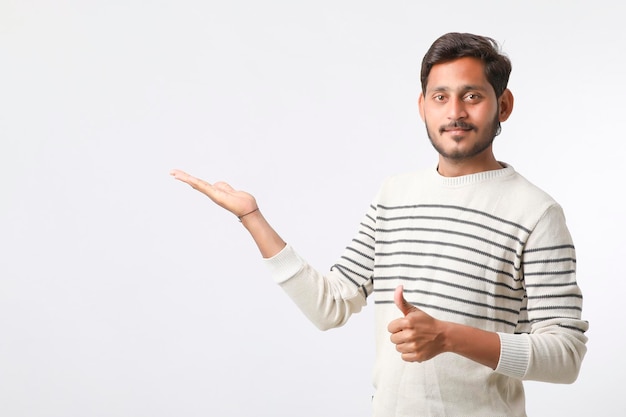 Jeune homme indien donnant l'expression sur fond blanc.