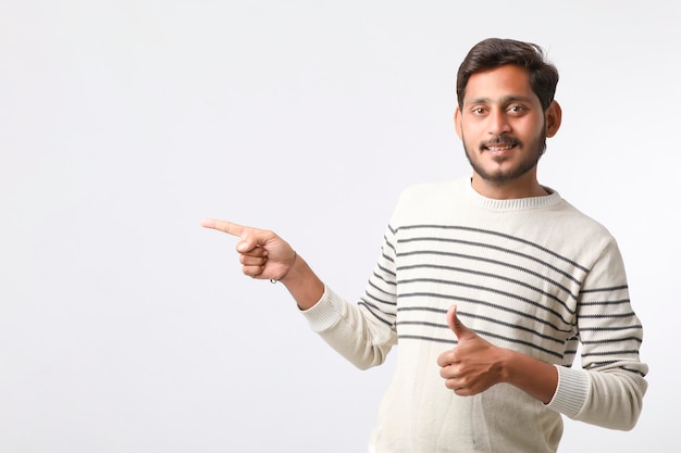 Jeune homme indien donnant l'expression sur fond blanc.