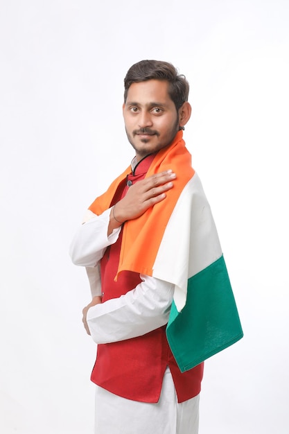 Jeune homme indien avec drapeau indien sur fond blanc.