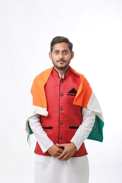 Jeune homme indien avec drapeau indien sur fond blanc.