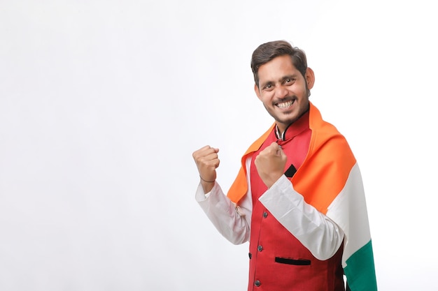 Jeune homme indien avec drapeau indien sur fond blanc.
