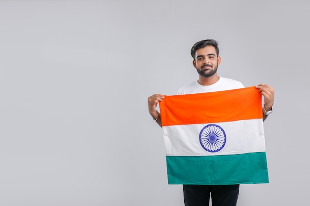 Jeune homme indien avec drapeau indien