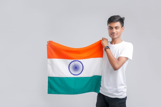 Jeune homme indien avec drapeau indien