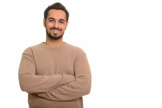 Jeune homme indien heureux souriant avec les bras croisés