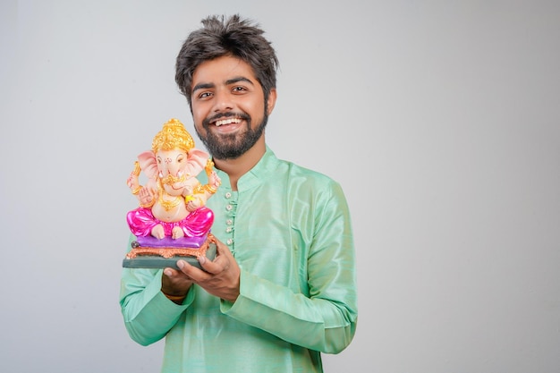 Jeune homme indien avec Lord Ganesha célébrant le festival de Ganesha