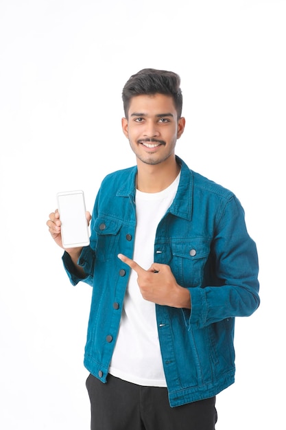 Jeune Homme Indien Montrant L'écran Du Smartphone Sur Fond Blanc.