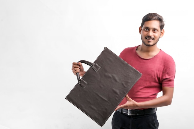 Jeune homme indien montrant l'excitation avec des sacs à provisions