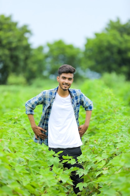 Jeune homme indien montrant l'expression sur fond de nature