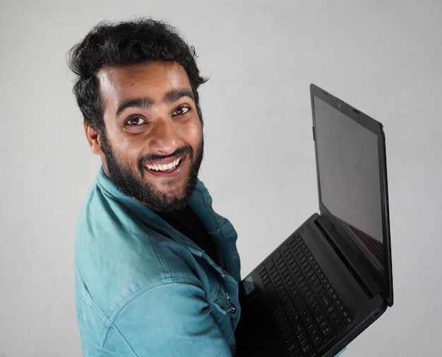 Jeune homme indien avec un ordinateur portable