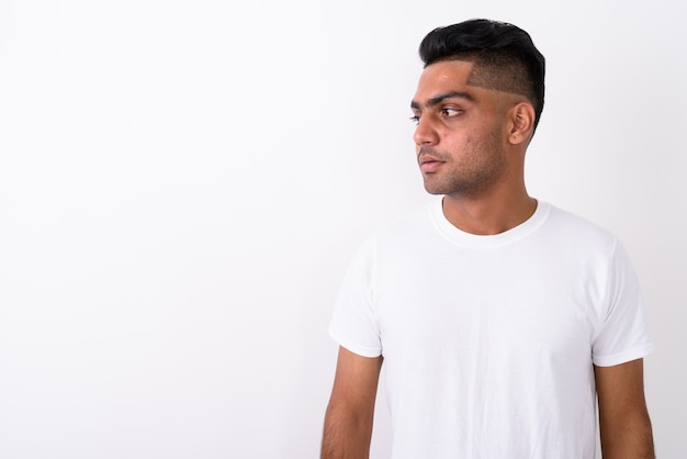 Jeune Homme Indien Portant Une Chemise Blanche Sur Blanc