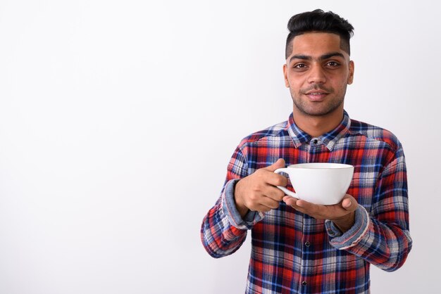 Jeune homme indien portant une chemise à carreaux sur blanc