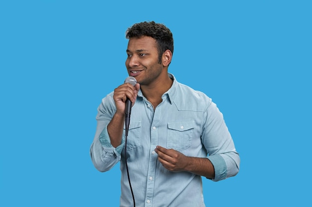 Jeune homme indien prononçant un discours avec microphone